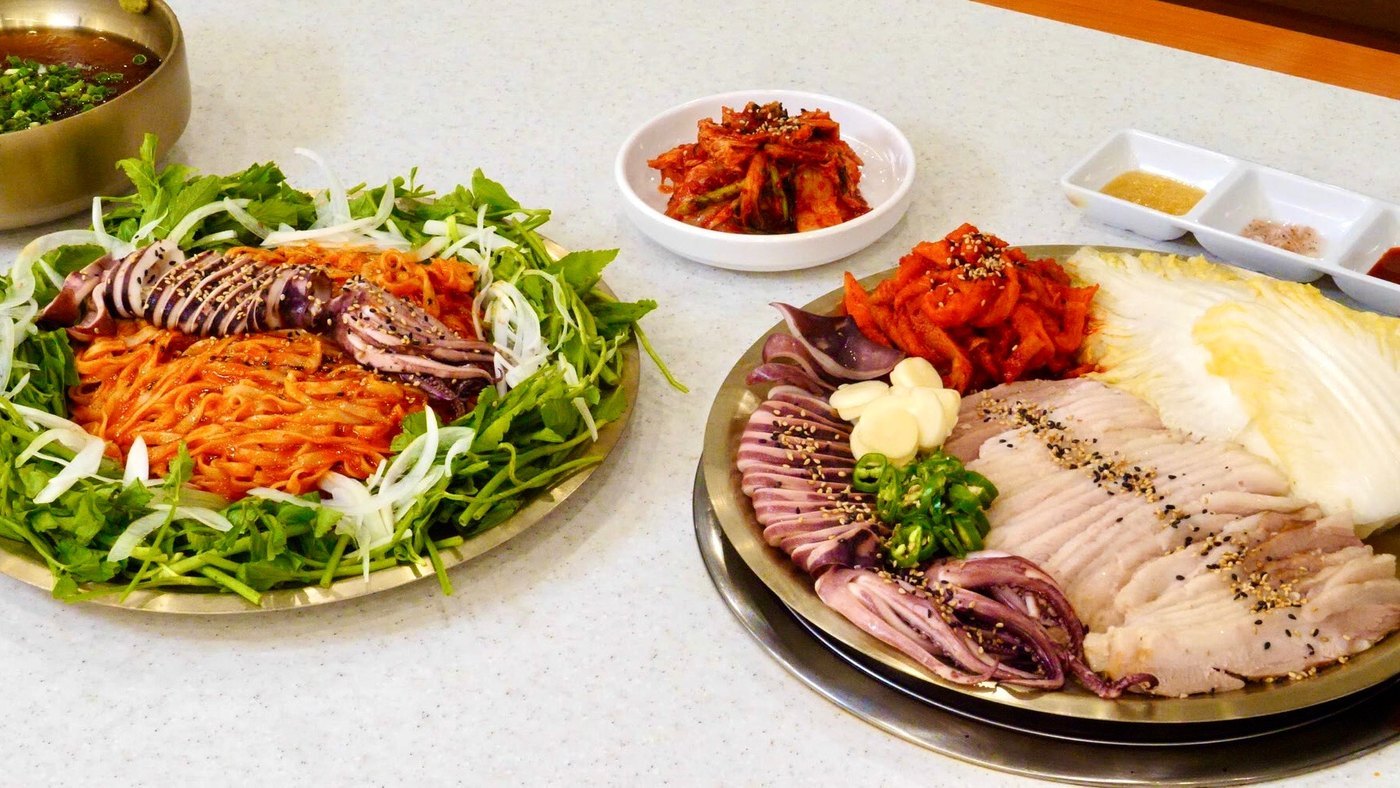 죽림보쌈칼국수 오징어비빔칼국수와 오징어보쌈 한 상