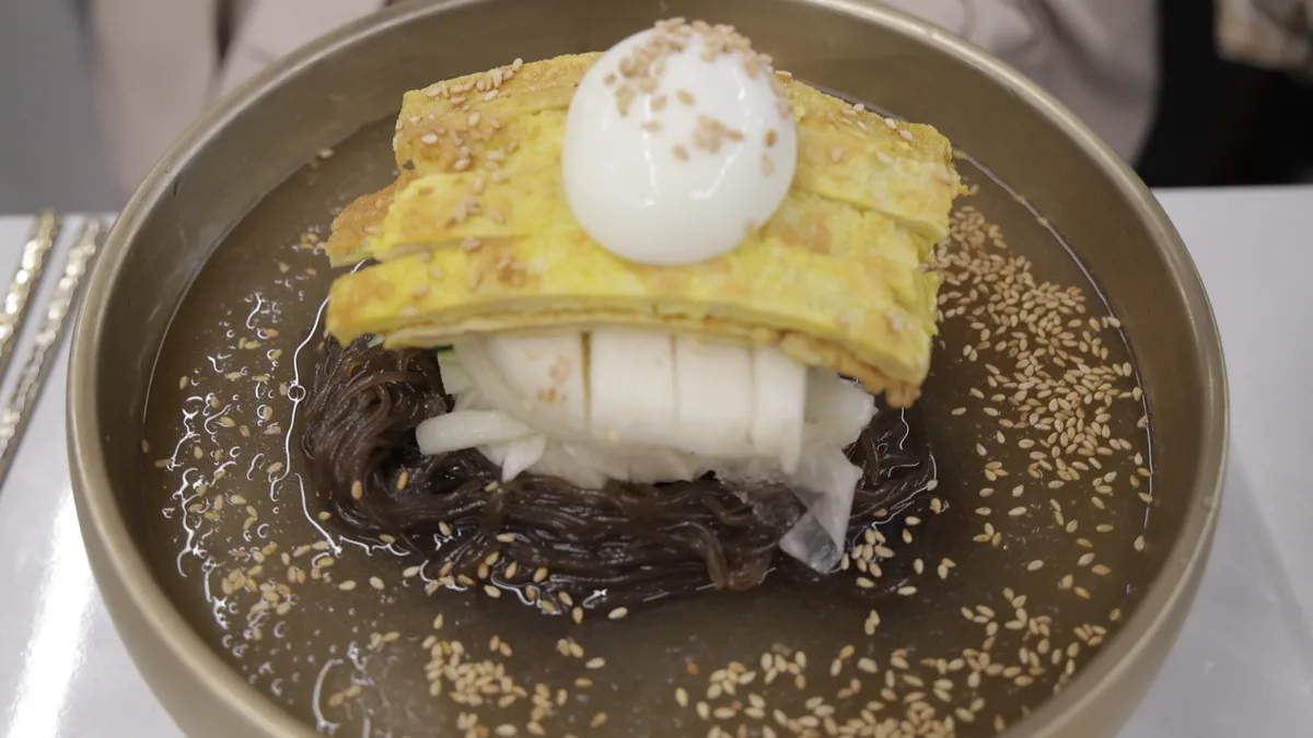 메밀면 위에 노란 지단 세 겹과 삶은 달걀 반쪽, 저민 무를 얹은 냉면. 경남 진주시 초북로20번길 8 참진주면옥 본점, 전화 0507-1375-5261
