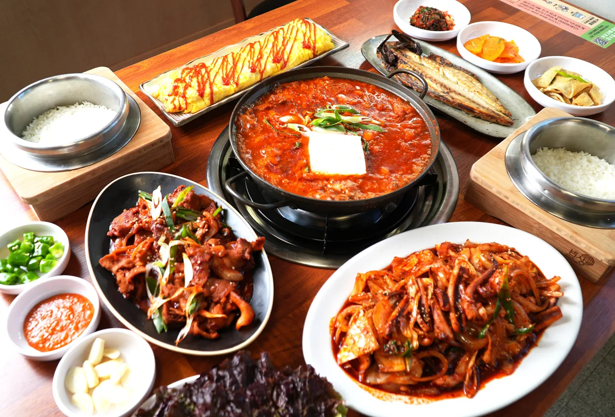 오늘도풍년 아산음봉본점 김치찌개 전골냄비와 갓 지은 밥 두 그릇, 반찬 한 상.